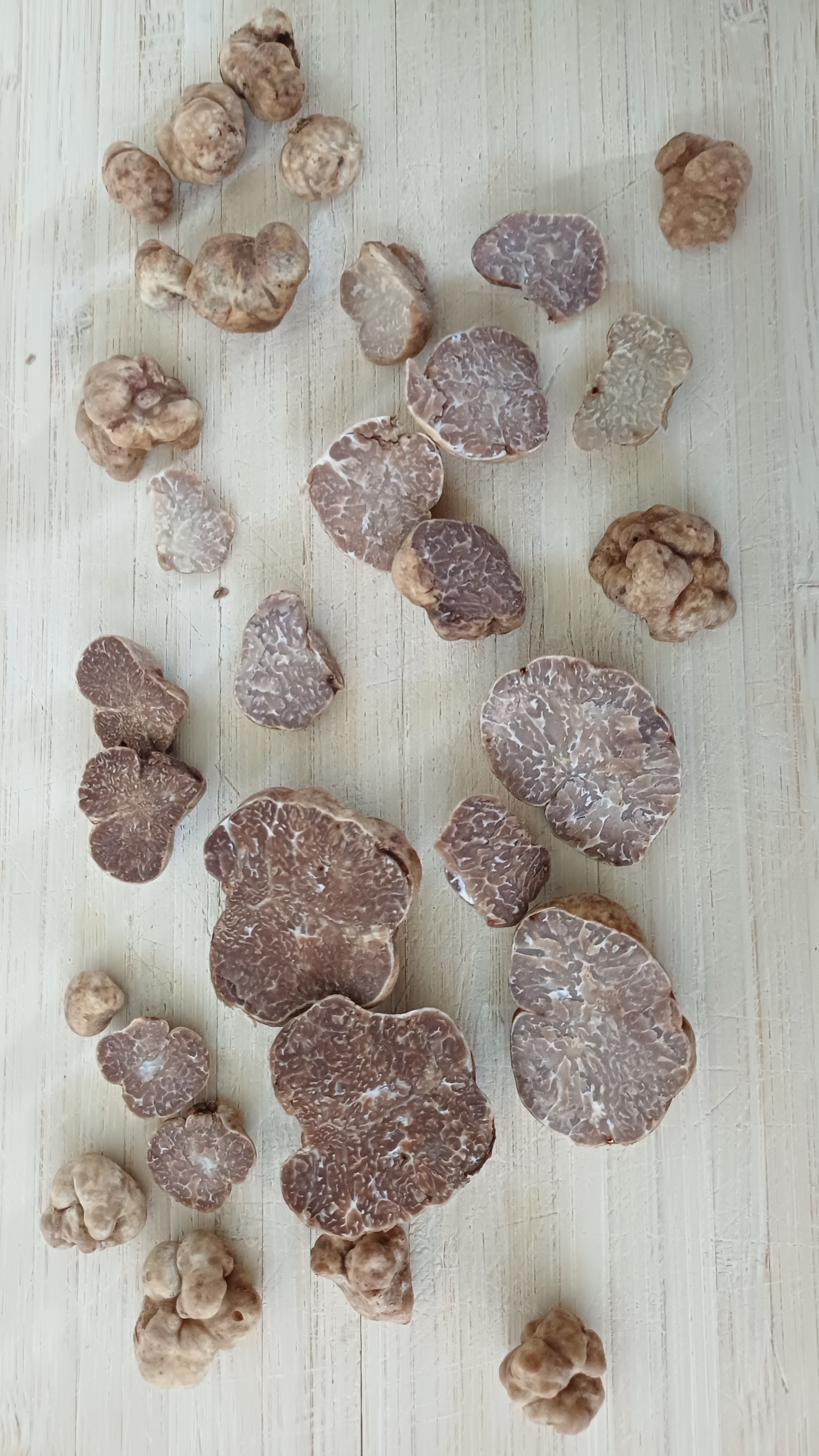 Halkaistuja tryffeleitä pöydällä